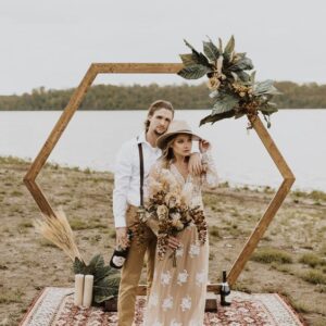 arche, bois, hexagonale, cérémonie, laïque, photo, mariés, location, décoration, mariage, Décorevents, Gironde, Bordeaux, aquitaine